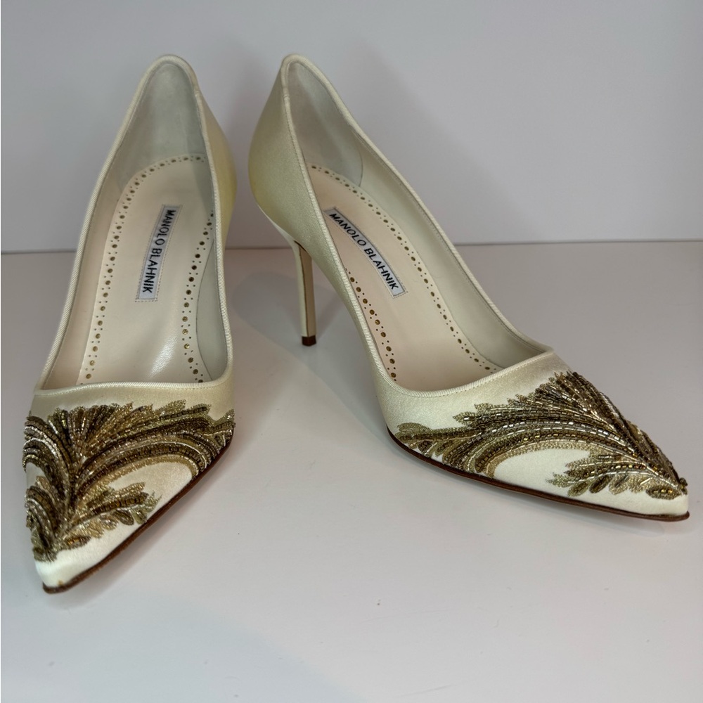 NEW!! NEVER WORN!! Manolo Blahnik Ivory Stilettos!